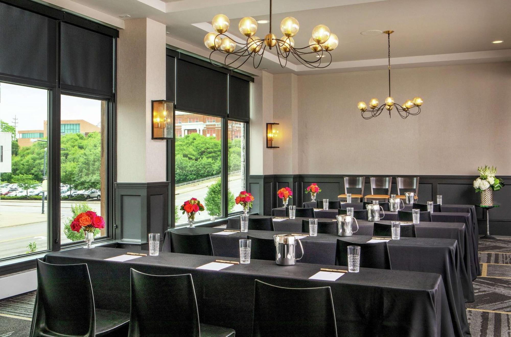 Doubletree By Hilton Youngstown Downtown Extérieur photo